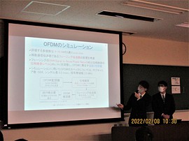 ④OFDM変調方式の位相雑音影響下における特性評価の発表の様子