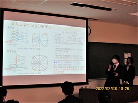 ③無人航空機を用いた位置検出システムにおける測位精度改善手法の検討の発表の様子