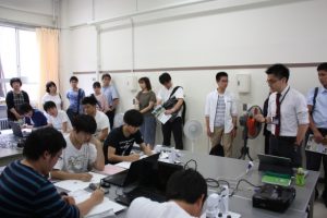 実験実習の授業参観の様子。