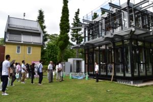 最先端研究施設「ロハスの家」の見学。