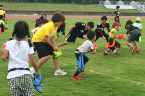 最後はアーモンド型のボールを使って、ゴールをめざすフラッグゲームに挑戦!