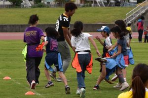 集団で襲いかかる子どもたち。容赦ない攻撃に、学生チームあえなく撃沈!