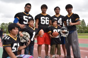 アメフトのユニフォームを身につけて最強フットボーラーたちとの記念撮影!