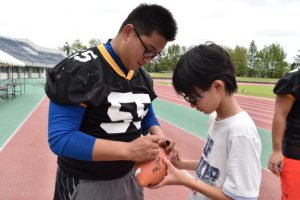 子どもたちからサインや写真をねだられて、すっかり人気者の高橋主将