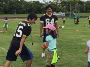 休憩時間にはボールで遊んだり追いかけっこしたり、子どもたちとの交流を深めました。