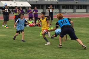 ディフェンスをかいくぐる連携プレー!!子どもたちもアメフトの醍醐味を体感していました。