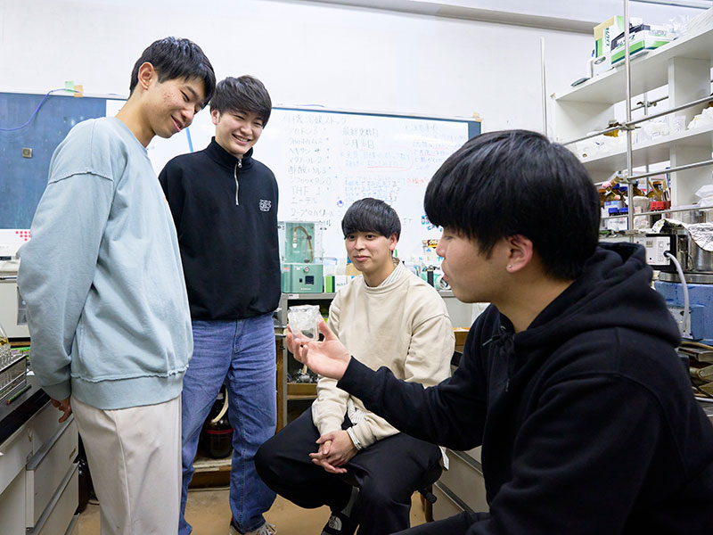 Look up to Senpai 生命応用化学科 坂口暁都さん07