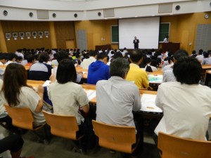 オープンニングでは出村克宣工学部長が歓迎のご挨拶。