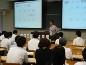 体験授業では、大学生の学びを体験。