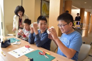 紙コップを使って作成した万華鏡。どんな光の世界が見られるのかな?