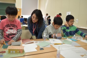 それぞれ色や形が違う家のパーツを組み合わせて、オリジナルのまち並みを作ろう!