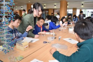 DNAってどんな形をしているの?ビーズ細工で模型を組み立ててみよう!