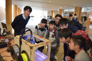 3Dプリンタの仕組みと運転プログラムを 間近で観察。その動きにみんな釘づけ!