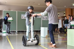 次世代小型セグウェイで初走行。お兄さんのサポートもあって上手く乗れました!