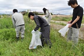 地面に落ちているゴミも見つけよう!
