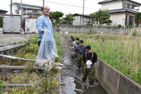 胴長を着るのは初めての学生ばかり!