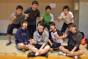 2年連続出場の機械工学科2年生チーム。ノリで出場したが、少数精鋭で優勝をめざす!!