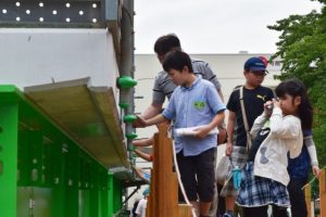 ロハスの橋を見たり触ったりしながら、コンクリートの違いを体感。