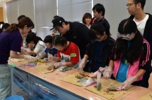 固まらないうちに、すばやく型に流し込み、スプーンなどで均等にならします。