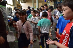 どんなふうに粉々になったのか、間近でみたり触ったり、記念に持ち帰る子どもたちもいました。