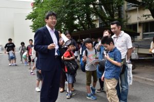 子どもたちからのコンクリートに関する疑問・質問に答える“コンクリートドクター”の岩城教授。