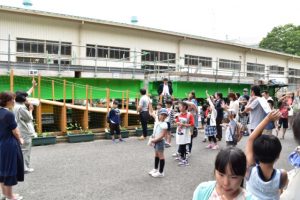 大学生のお姉さんからのクイズに答えながら、コンクリートの豆知識を学ぶ子どもたち。