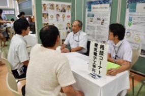 入試や就職など個別の相談に教員が応える