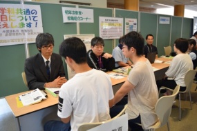 学科共通の初年次教育・教職紹介コーナー