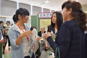 各学科コーナーでも学生に気軽に相談