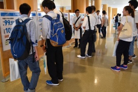 平成27年度の就職実績をパネルで紹介