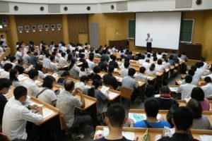 オープンニングでは出村工学部長がご挨拶