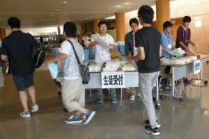 受付でオープンキャンパス資料を配付