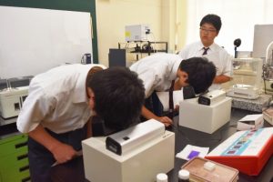 実験装置に触れながら研究の魅力を体感!