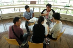 一人暮らしや奨学金の相談に学生や職員が対応