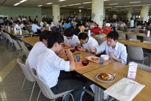 大学生になった気分で学食体験