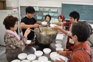 町内会のご婦人方が作った100人分の豚汁