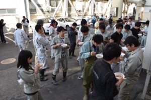 美味しい豚汁を食べながら疲れをいやす胴長隊