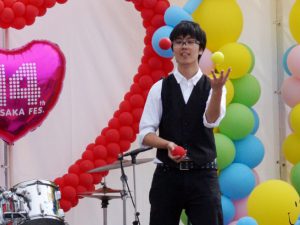 3つのボールをバランスよく投げる基本技「カスケード」