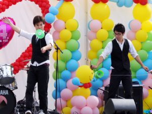 ディアボロの妙技を次々と繰り出す2人