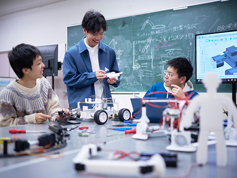 学生による自律ロボットのデモンストレーション