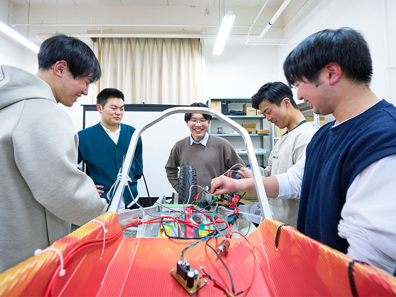 エコラン大会用の小型電気自動車の展示